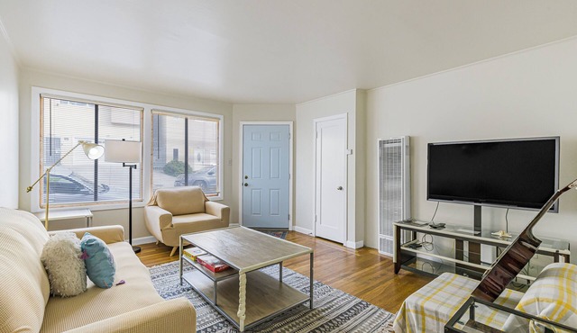 3 Bedroom/2Bathroom House, Walkable to BART, Free parking, Game Room, and Views