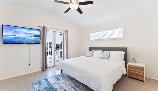 3-bedroom house in gorgeous Bakersfield with Balcony & Large Yard