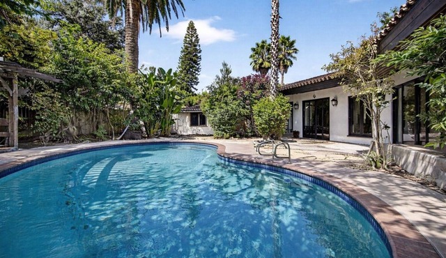 3-bedroom house in fantastic Los Angeles with AC and comfort share swimming pool