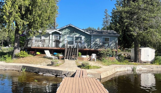 3-bedroom lakefront cabin with WiFi, AC and a private dock. Bring the family! in Newport