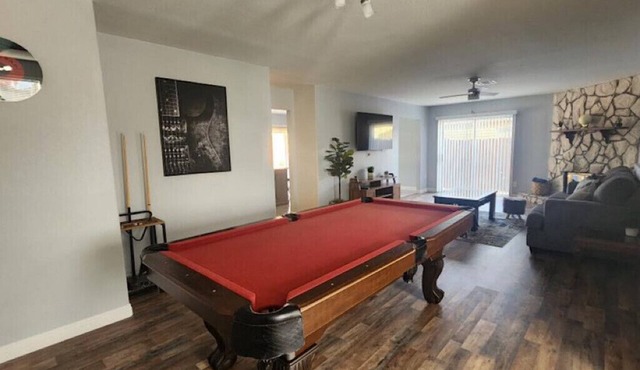 3 bedroom w Swimming pool and billiards table