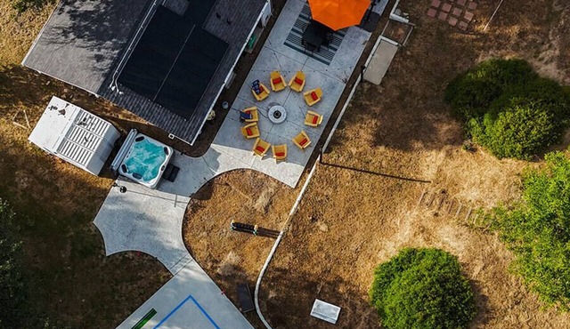 30 Mins to Yosemite | Modern Group Retreat & Games
