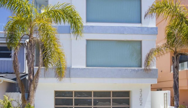 3302O - Modern Marvel: 4 BR, 3 BA House in Oxnard, Sleeps 8