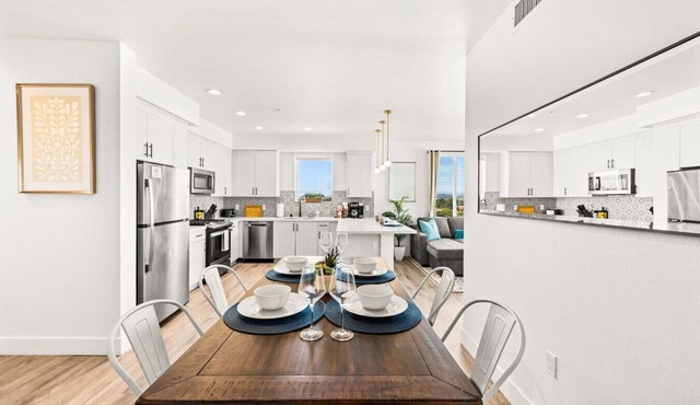 3BR Luxe Retreat: Pool & Spa in San Diego