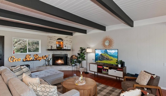4 Bd Modern Lakehouse Retreat w/Stunning Lake Views