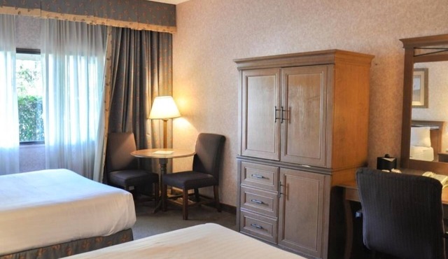 4 Cozy Queen Units w/Gym Access, Onsite Dining & Free Shuttle!
