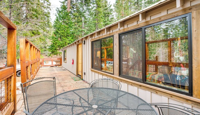 4 Mi to Lake Tahoe: Cozy Cabin w/Deck!