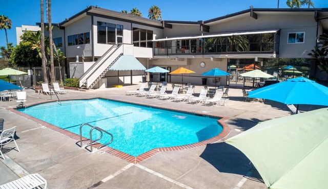 4 Spacious Coastal Stay Units | Kitchenette | Pool | Near Beach