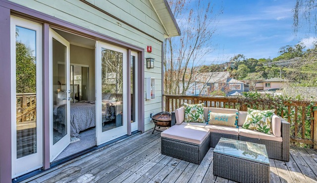 40 and Fabulous; 40 minutes to San Francisco, Wine country, or the Coast!