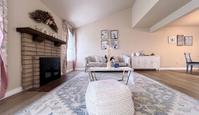 4B3B Modern Spacious House with Nice Backyard
