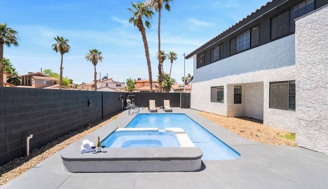 4BR Oasis: Dual Suites & Pool | 10 Min Strip