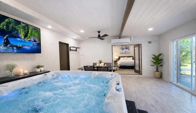 4BR Private Compound-2 Villas-2 Hot Tub-Sleeps 12