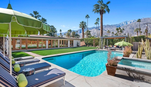 5 Bedroom/4 Bath South Palm Springs Resort Like! 2 outdoor fire features.