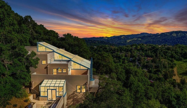 5 Br Sleeps 8! Hot tub~Dog Friendly~Stunning Views