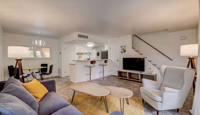 5 Min from strip. Next UNLV, STRBCKS, Restaurants.