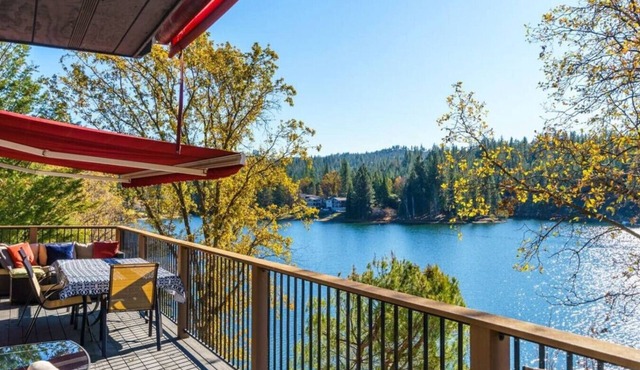 562 Massive 8 Bedroom on the Lake!