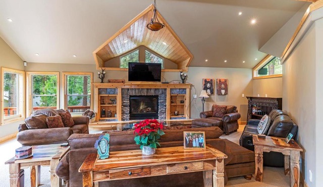 585 Knotty Pine - Gorgoeous Moutain Home