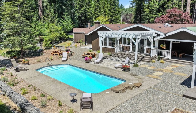 5BR 4BA Shangri-La Redwood Lodge Retreat w/Pool & Sauna - Event Friendly Space
