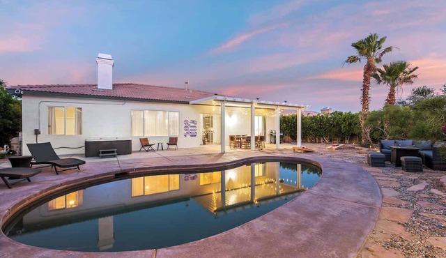 5BR Retreat w/Heated Pool, Hot Tub & Pool Table