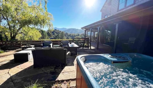 6BD/3.5BA Hilltop Haven| Hot Tub+Billiards+Views!