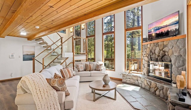 6BR Incline Village Home w/Hot Tub & Mountain Views