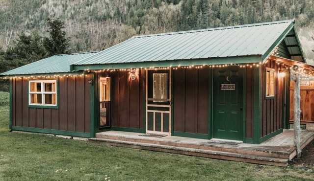 71MF- Rustic - Pets Ok - Sleeps 4 by RedAwning in Maple Falls