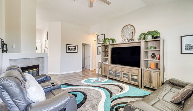 8 Mi to Dtwn Reno: Cozy Sparks Escape w/Fireplace