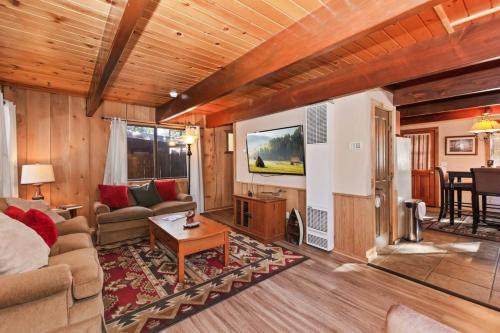 88 Acres Cottage in Big Bear w HotTub & Fireplace