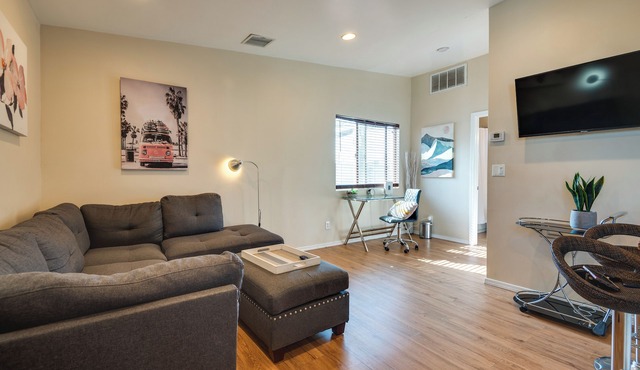 9 Mi to Airport: WFH-Friendly Apt in Los Angeles!