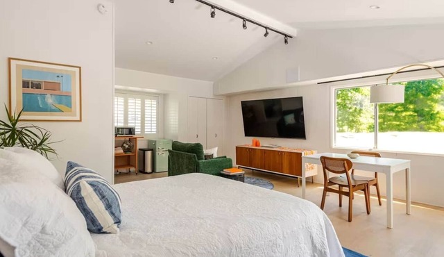 90210 NEST: Private Pool Retreat in Beverly Hills