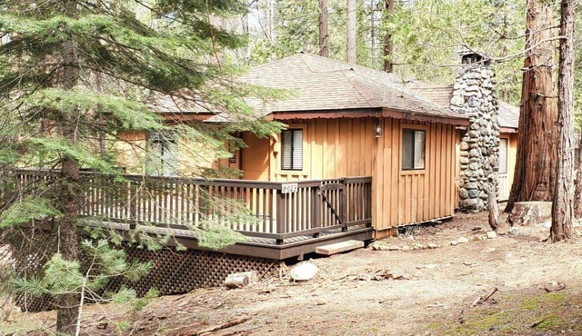 (9S) Pine Cabin at The Redwoods In Yosemite
