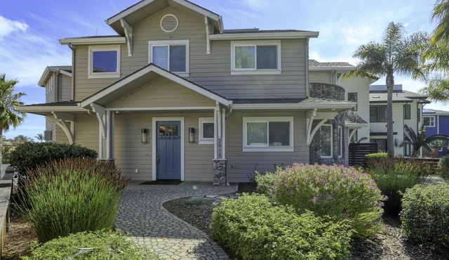 A Beach Dreamer's Retreat in downtown Avila Beach with Ocean Views