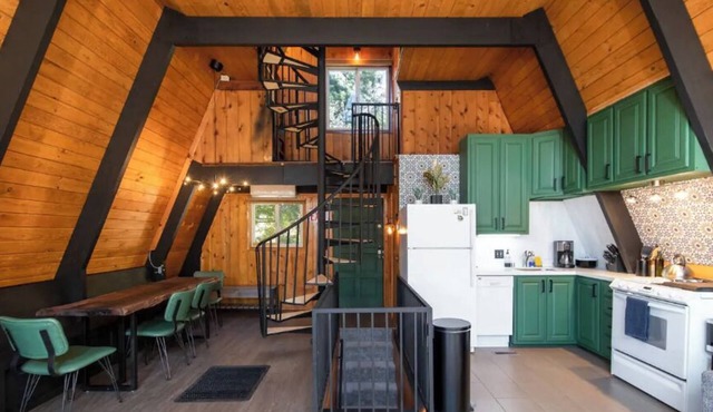 A-Frame cabin w/game room, walking distance from Lake