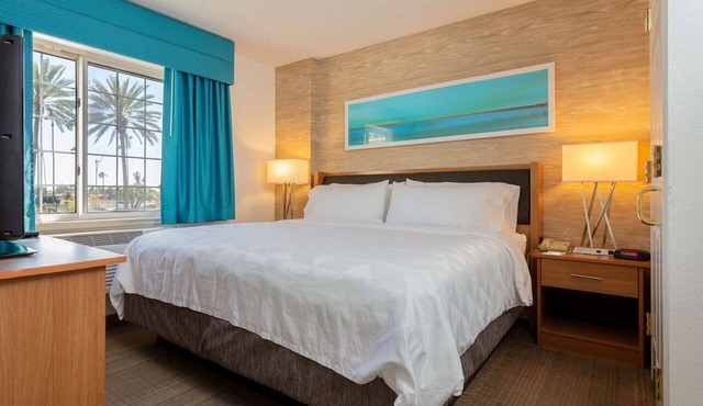 A Magical Vacation Awaits! Close to Disneyland with Fitness Center!