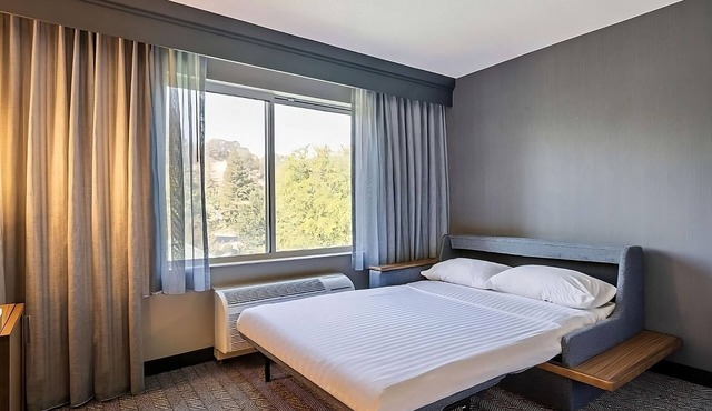 A Place You'll Surely Enjoy! Pet-friendly, Complimentary Parking, Swimming Pool!