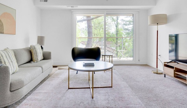Airy Menlo Park 1BR w/ Pool, W/D & BB Court, near highways, by Blueground