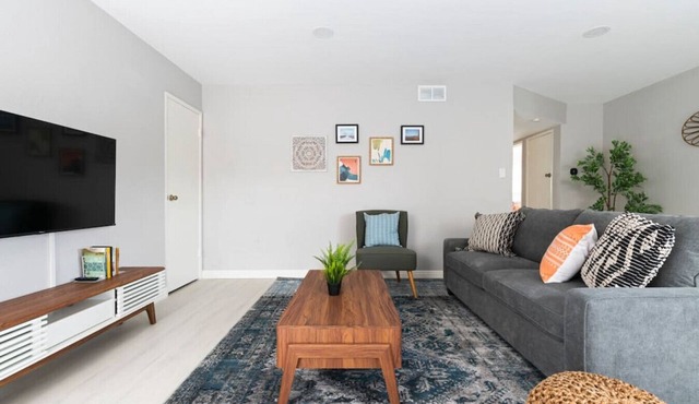 Alhambra close to Main St. 2BR 2BA Apt king bed +EV Charger