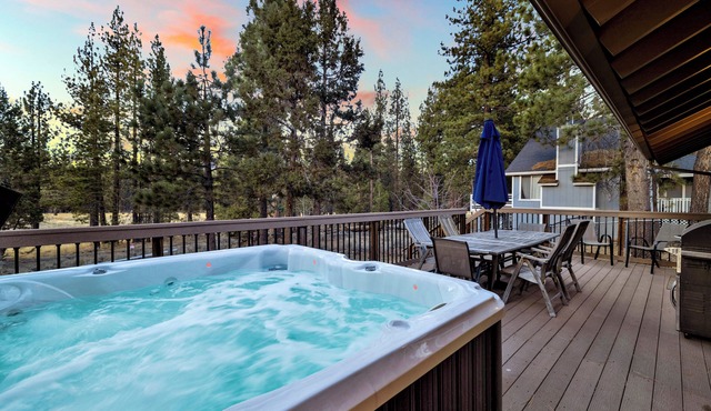 "All About Fun" - 3BR/3BA Log Cabin: Arcade, Foosball, Hot Tub & Fenced Yard