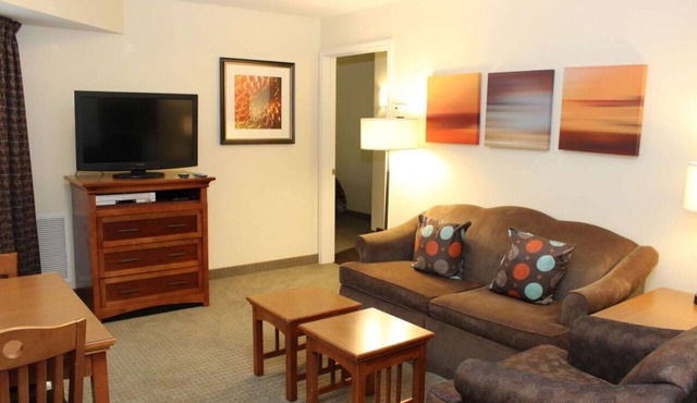 Always a Great Idea To Unwind! Near Portland International Airport, Outdoor Pool in Vancouver