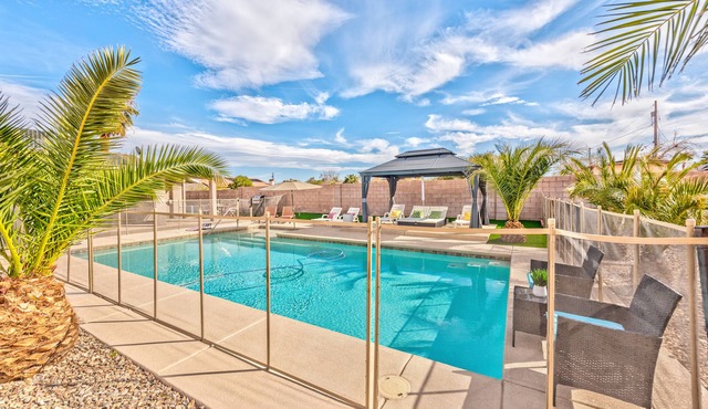 Amazing! 5BDR Big Pool. Game Room Huge LOT Enjoy!