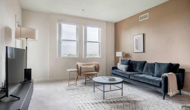 Amazing Union City 2BR w/Pool & Spa, nr BART, by Blueground