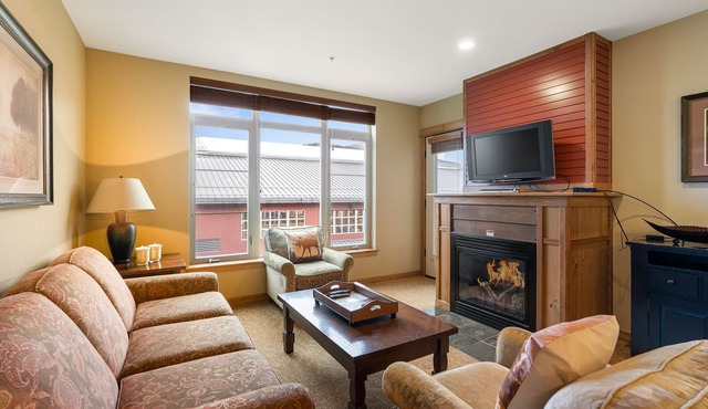 Amazing Unit! Sleeps 5. Swim or Ski out your front door. On site at Silver Mt. in Kellogg
