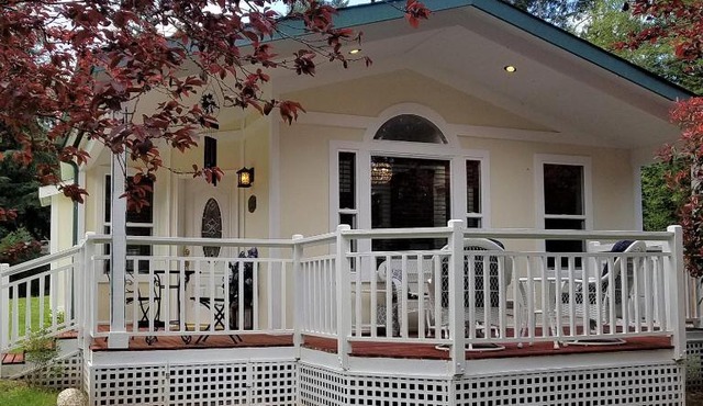 Arbor Rouge Cottage in Clinton