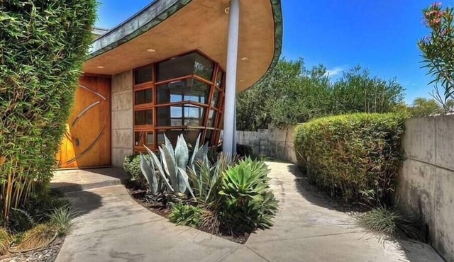 Architectural 3-bedroom house with Views Laguna Beach Monthly stays. in Laguna Beach