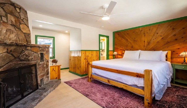 Arkouda Cabins: Anna's Hummingbird