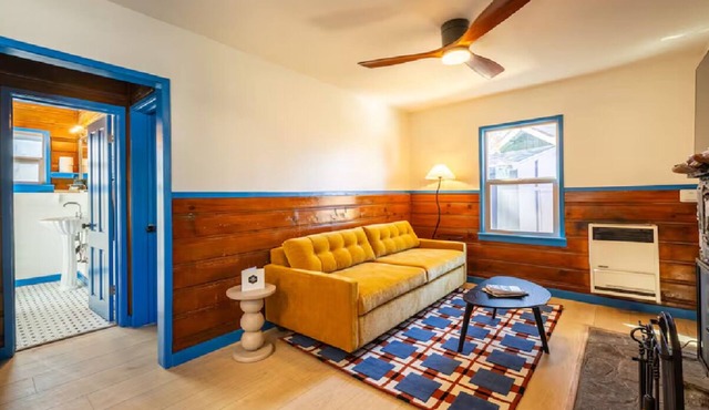 Arkouda Cabins: Lazuli Bunting