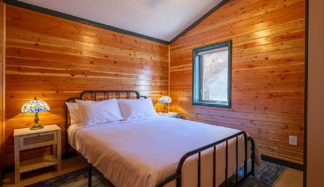 Arkouda Cabins: Violet-Green Swallow