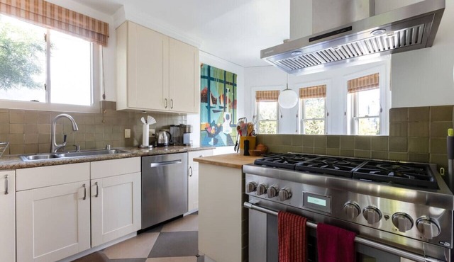 Art & Music Lovers Home in Center of SF w/ Parking