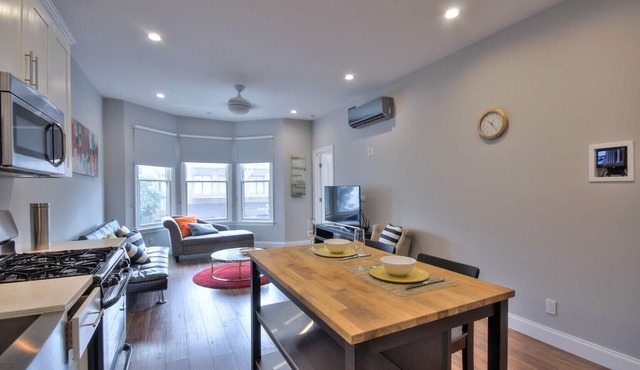 Attractive Modern Victorian Unit with 3 Features: AC, Great Walk Score & Loc