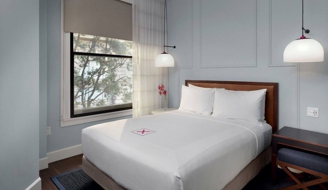 Axiom Hotel, Mono Queen, High-Tech Suite, Fiber Optic WiFi, Smart TV